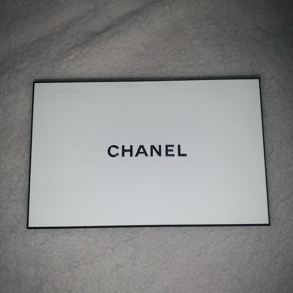 Chanel Gift Box - Picture 4 of 11